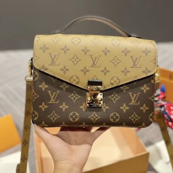 Luois Vuitton messenger bag with adjustable strap - Picture 3 of 5